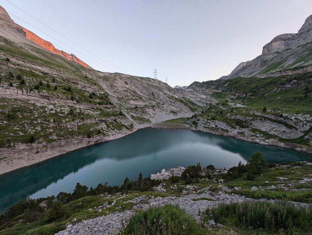 Bergsee vor dem Hotel Schwarenbach